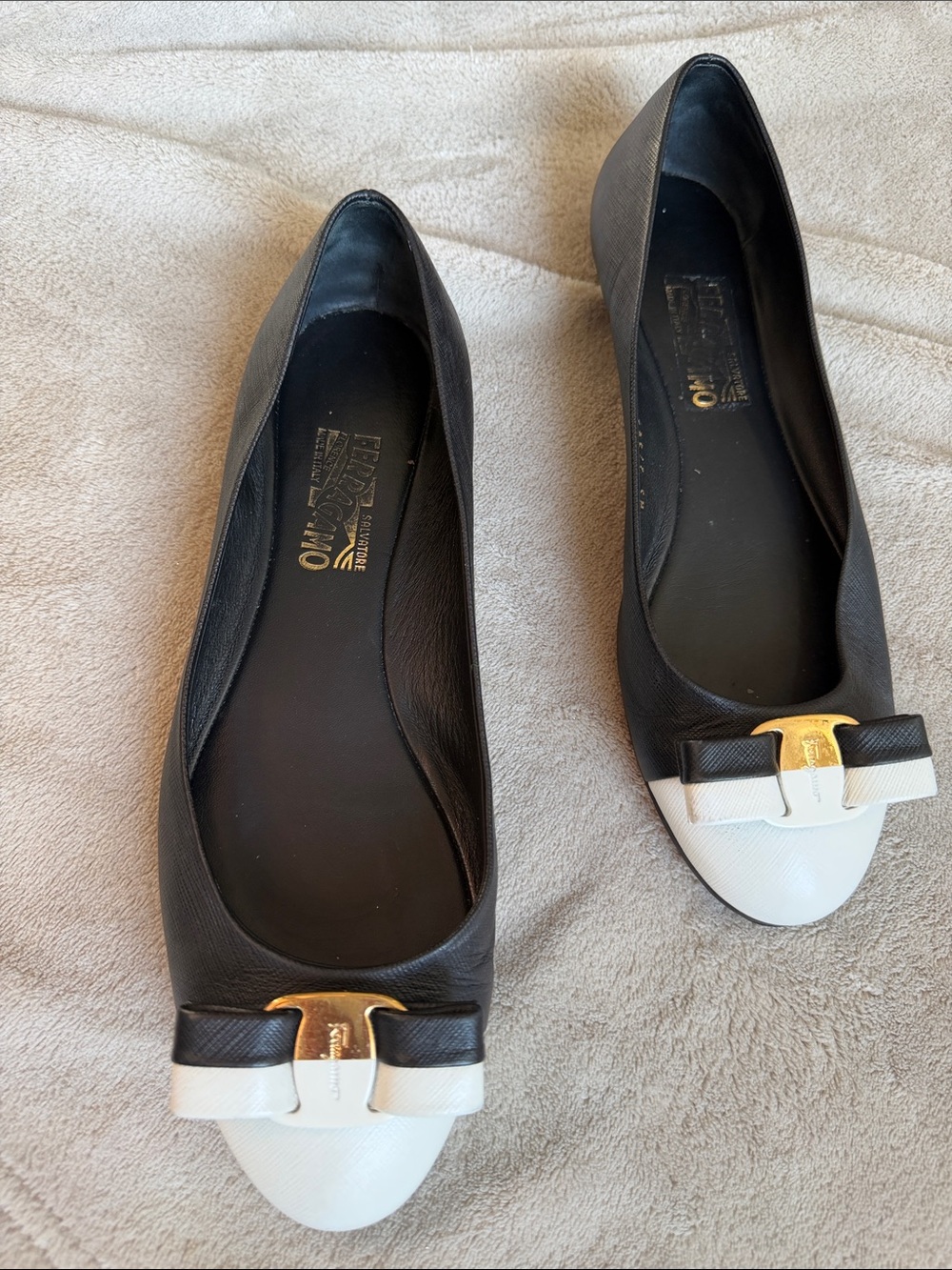 Salvatore Ferragamo Black and White Vara Bow Leather Flats - Picture 2 of 12